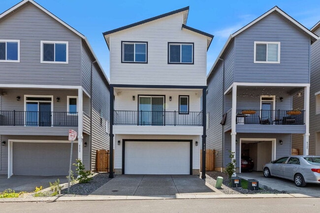 Newly Constructed 3 bedroom, 2.5 Bathroom home with luxury finishes!