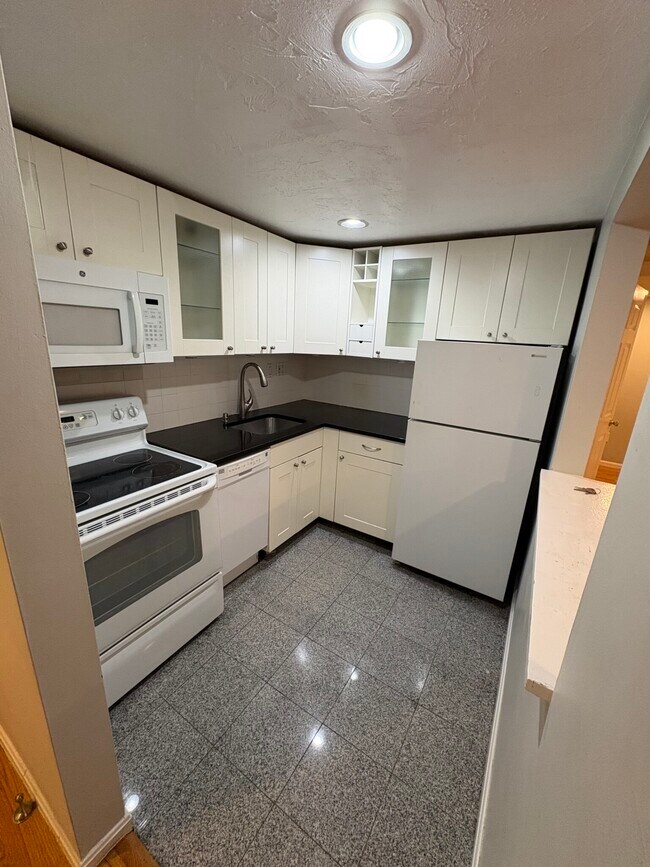 Images are representative samples of the advertised unit. Actual units shown during tours may differ - 36 Peterborough St Unit 12