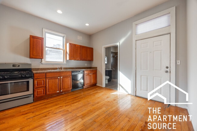 Building Photo - 2416 N Maplewood Ave Unit 1