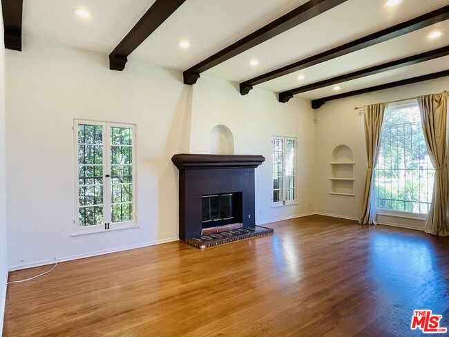 Building Photo - 203 N Doheny Dr