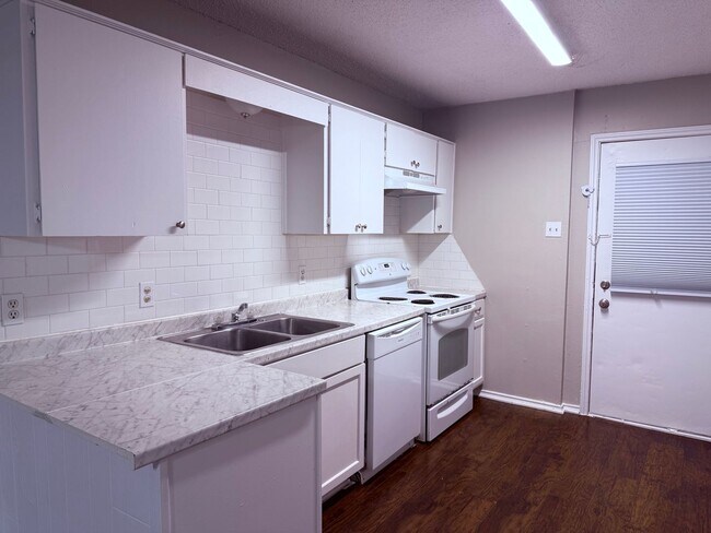 Photo - 2400 Alexander Ave