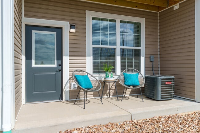 2BR, 2BA - 1,101SF - Patio