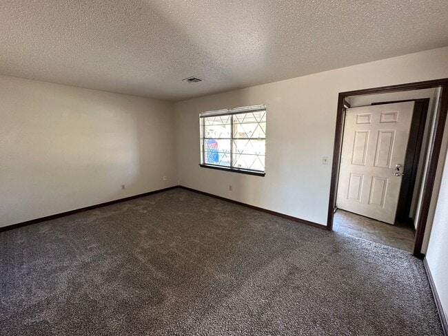 Photo - Beautiful duplex in Moore for rent!