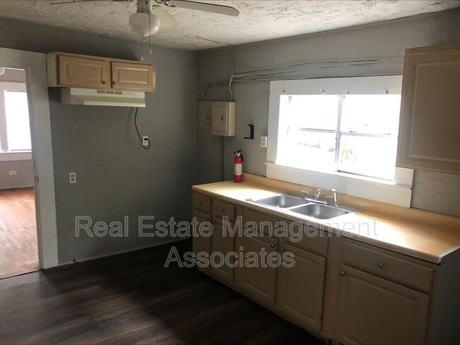 Photo - 104 Grady St