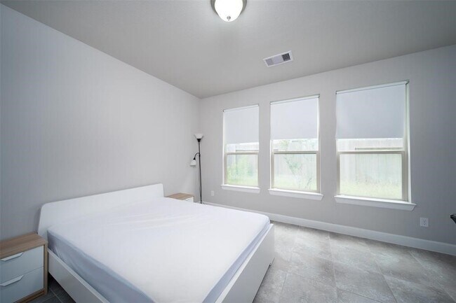 Photo - 2011 Royal Landing Dr