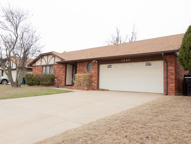 Photo - Spacious 3BD/2.5 BTH 2 Car Garage, Minutes from Tinker AFB