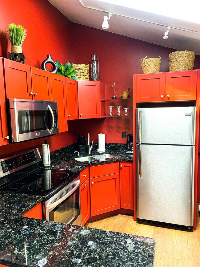 Building Photo - 254 W Main St Unit Downstairs Apartment