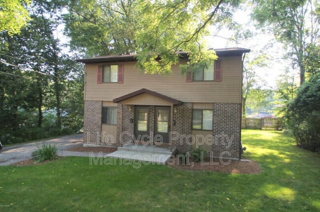 Photo - 922 Emerald Ave NE