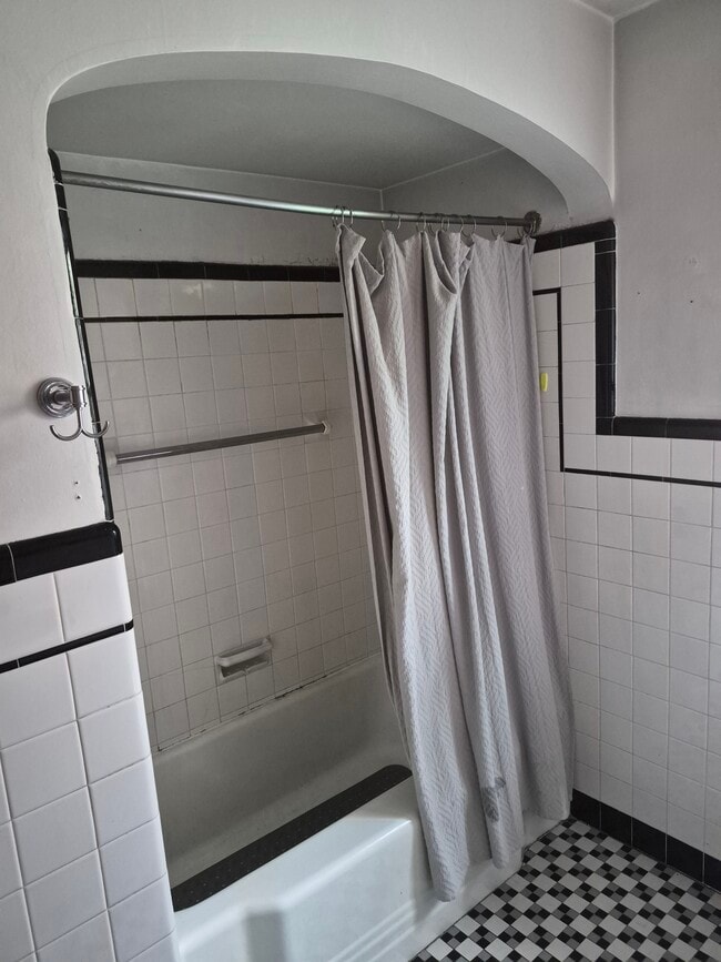 Tiled bath/tub