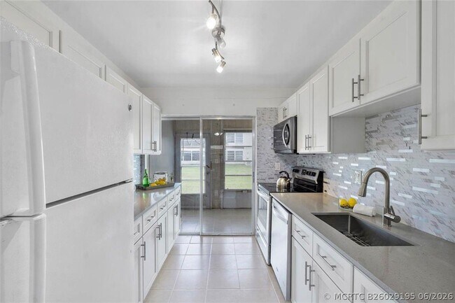 Building Photo - 7500 NW 5th Ct Unit 104