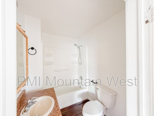 Photo - 9068 Main St