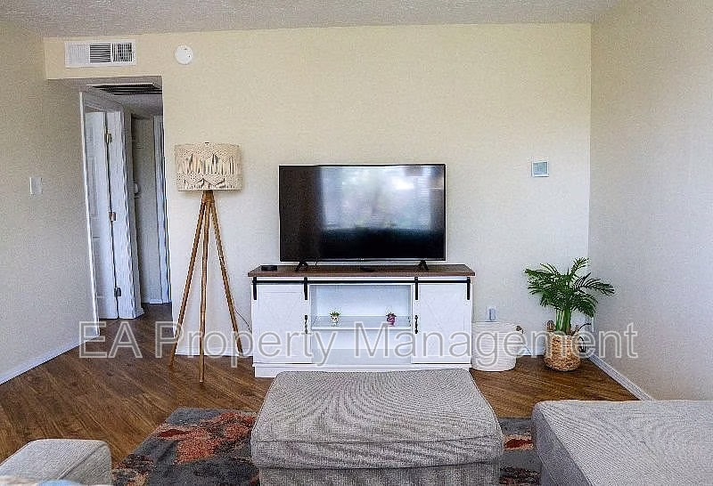 Photo - 1217 Chelwood Park Blvd NE