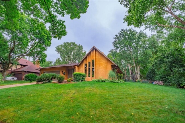 Building Photo - Parkwood Hills – Spacious 4 Bedroom, 3 Bat... Rental