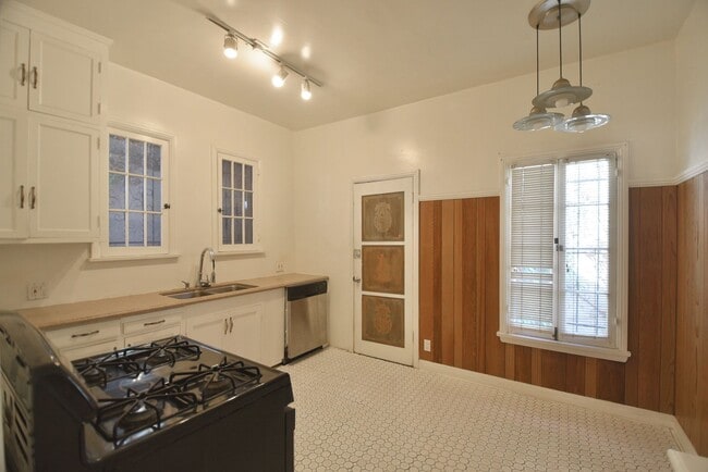 Photo - 2062 Argyle Ave Unit 2066