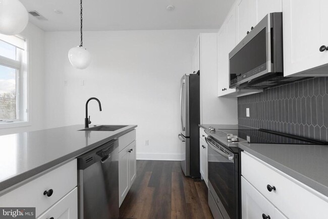 Building Photo - 2940 W Thompson St Unit 204