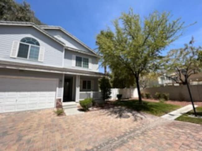 Photo - 4 Bedroom Located in Lamplight!