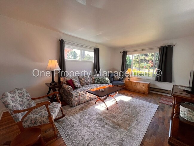 Photo - 306 Douglas St