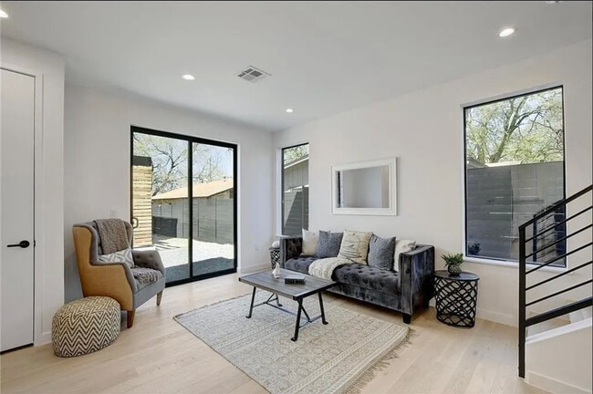 Photo - 2423 Wilson St