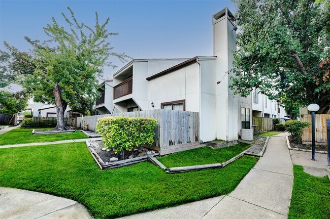 Building Photo - 3915 Tanglewilde St Unit 3915