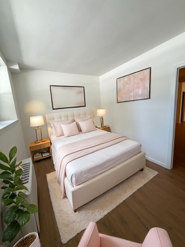 Photo - 70 W 32nd St
