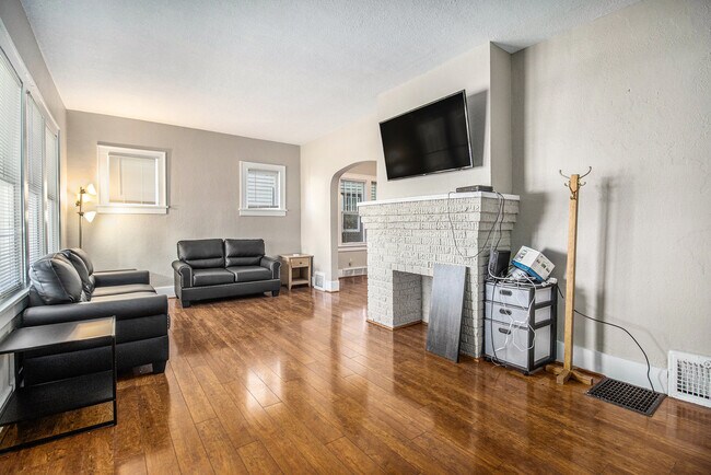 Photo - 805 Miner St