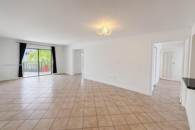 Building Photo - 1250 Lincoln Rd Unit 203 Rental