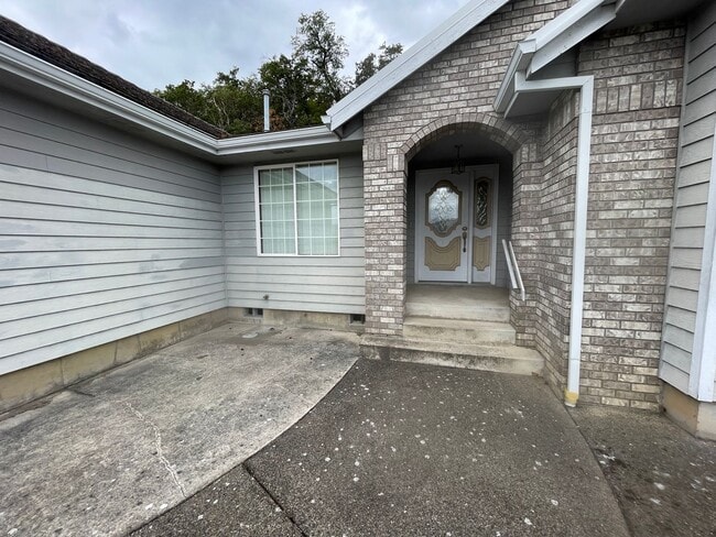 Photo - Available Now 3 bedroom 2 bath Hucrest home