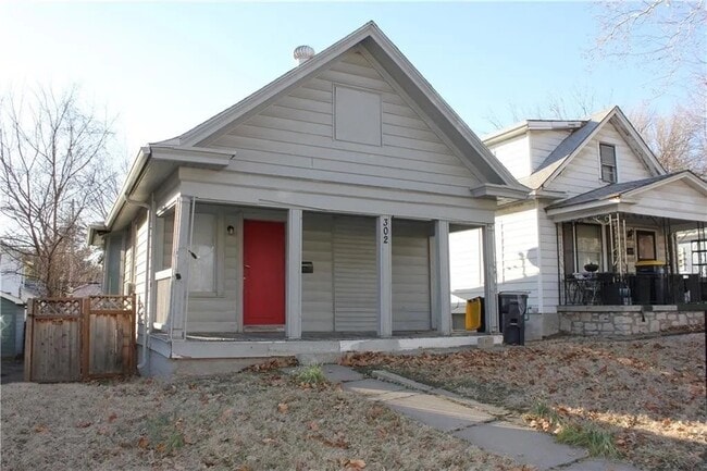 Building Photo - 302 N Oakley Ave