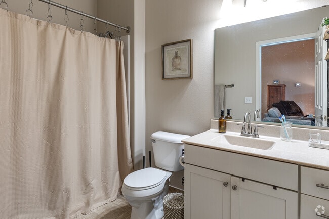 1BR, 1BA - 690SF - Bathroom