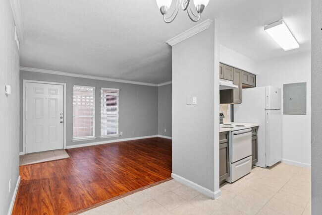 Photo - Don’t Miss Out | Inquire for Current Move-... Unidad FPL2