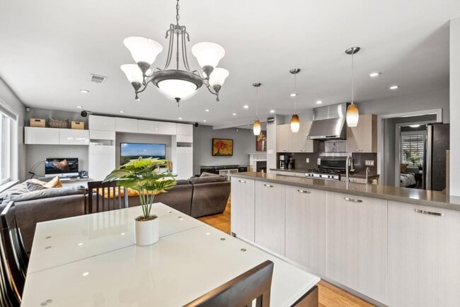 Building Photo - 2658 Sutro Dr Rental