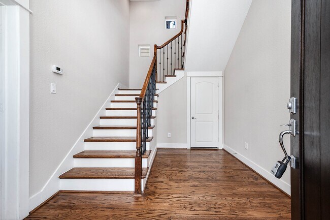 Photo - 925 W 23rd St