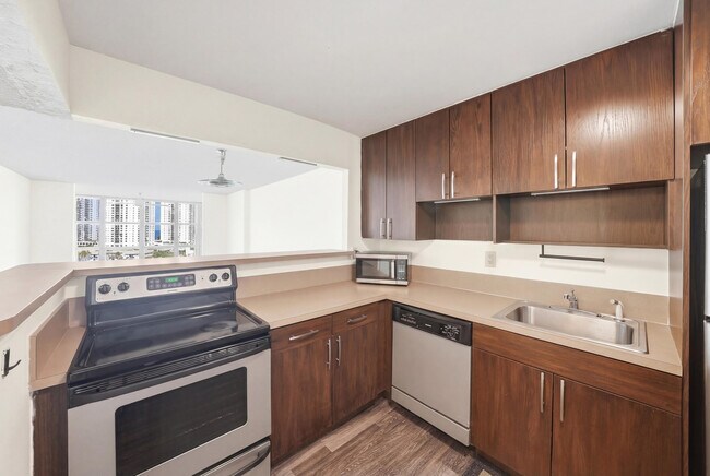 Photo - 1000 Parkview Dr Unit 1006