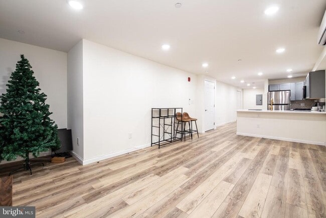 Photo - 687 N Broad St