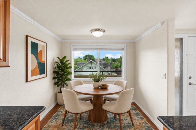 Staged Dining Room l 2x2 End Apt.
