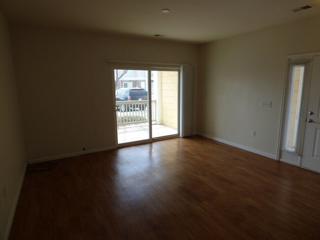 Building Photo - MUST SEE 2 Bed/2 Bath Condo in the Lakesho...