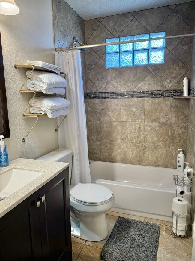 Photo - Available Now ! Unfurnished $1600.00 or Fully furnished $2000.00