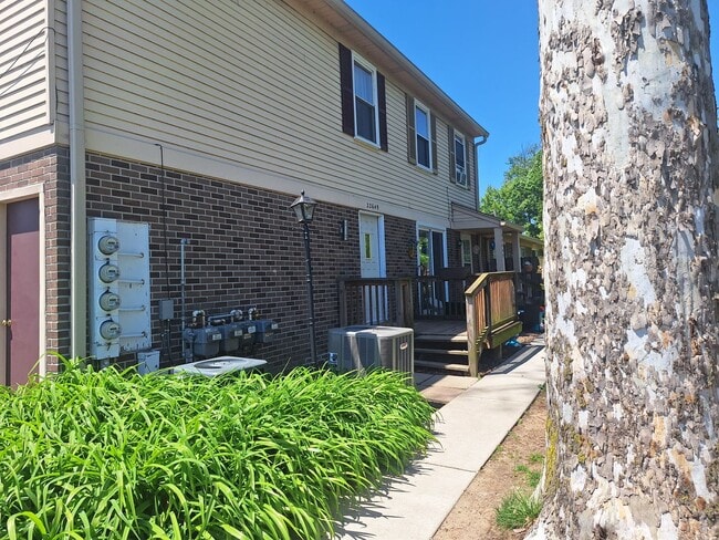 Building Photo - Brick 2 bedroom condo near the water