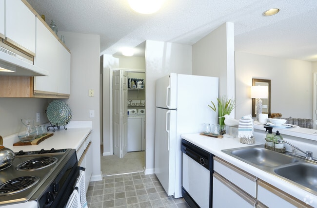 2BR, 2BA - 1040 SF Duval- Kitchen