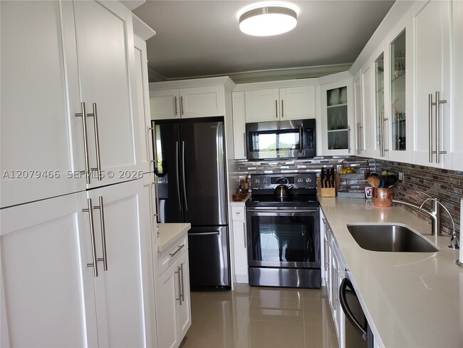 Building Photo - 5800 SW 127th Ave Unit 2413