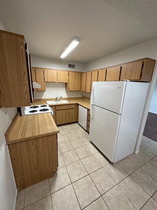 Building Photo - 2 bedroom in GILA BEND AZ 85337 Unit 8 Rental