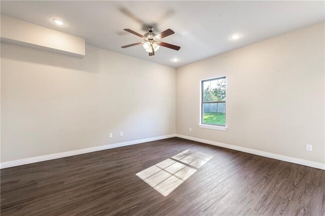 Photo - 844 Baker St NW