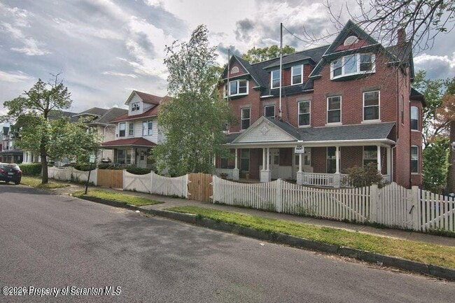 Building Photo - 533 Quincy Ave