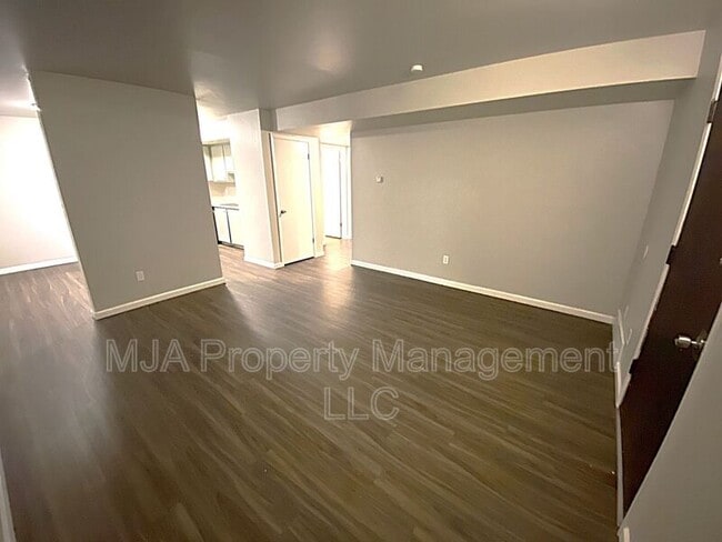 Building Photo - 2523 S Lakecrest Dr Unit 01