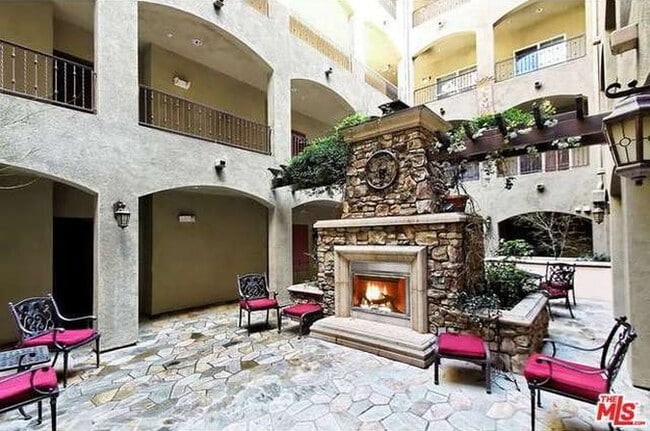Open Courtyard - 13200 Moorpark St Unit 204