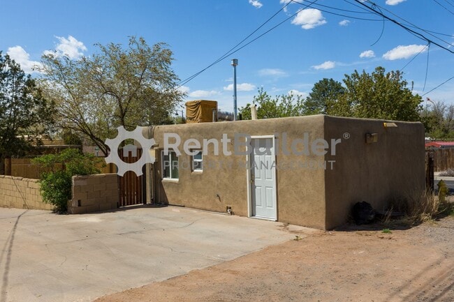 Building Photo - 402 Richmond Dr SE Unit #B