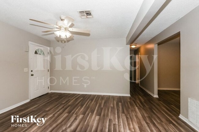 Photo - 830 Burland St