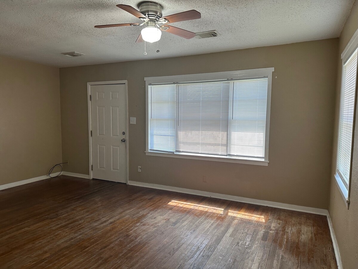 Photo - 806 N Avenue B