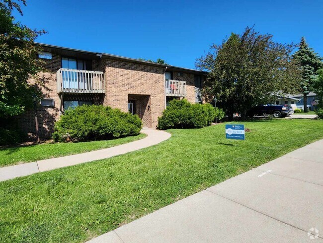 Building Photo - Charming 2 Bedroom Lower in Prime Appleton... Unit 2 Rental