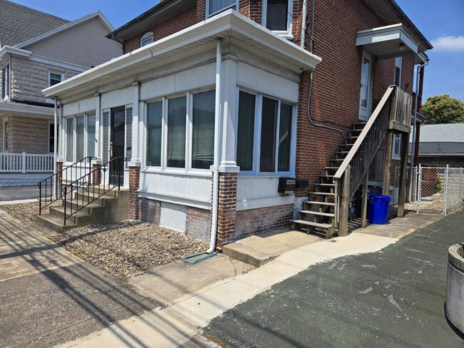 Building Photo - 232 S 3rd St Unit b Rental